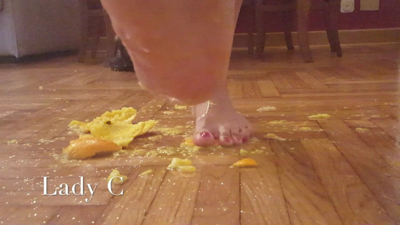 Lady Claudia: Crushing oranges