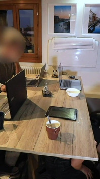 Aşırı! Ateşli yarak masanın altına boşalmak için yaratılmış