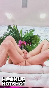 Bryan Gozzling cara fode Della Cate até ela esguichar!