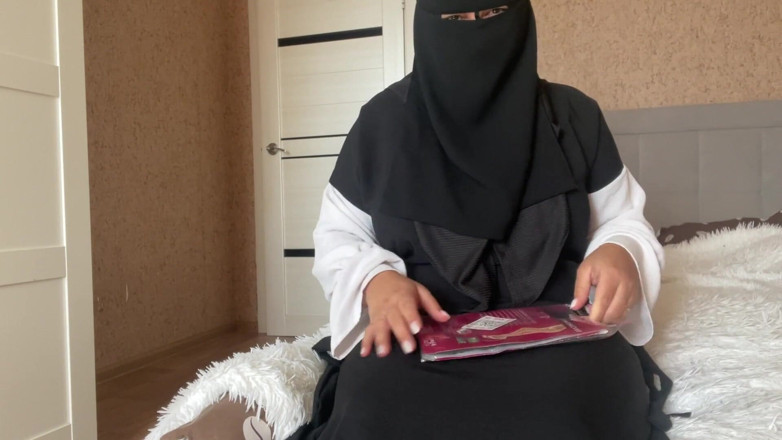 Lux Eva: Arabische stiefmutter in strumpfhosen gibt stiefsohn anweisungen