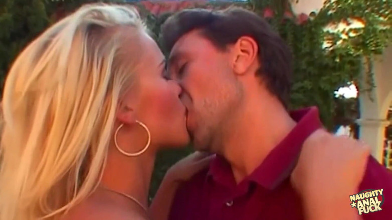 Naughty anal fuck: Jedna idealna mała blondynka oddaje obie swoje dziury bogu dupy...