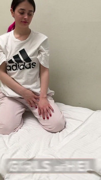 Un agent de sécurité du dortoir étudiant baise une étudiante excitée dans sa chambre