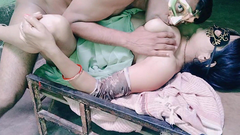 NituRandi94: Une femme mariée à gros nichons se fait baiser et suce...