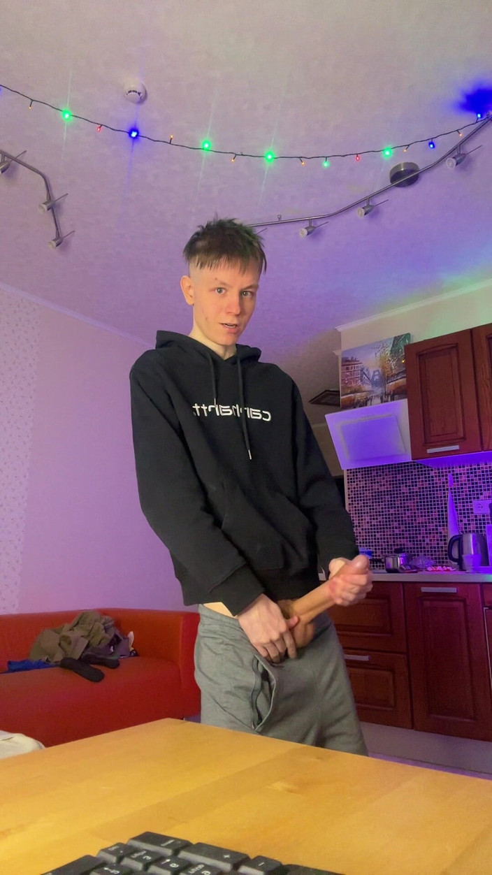 Morflot24: Hubený chlapec dělá obrovský nepořádek se svým tlustým ptákem