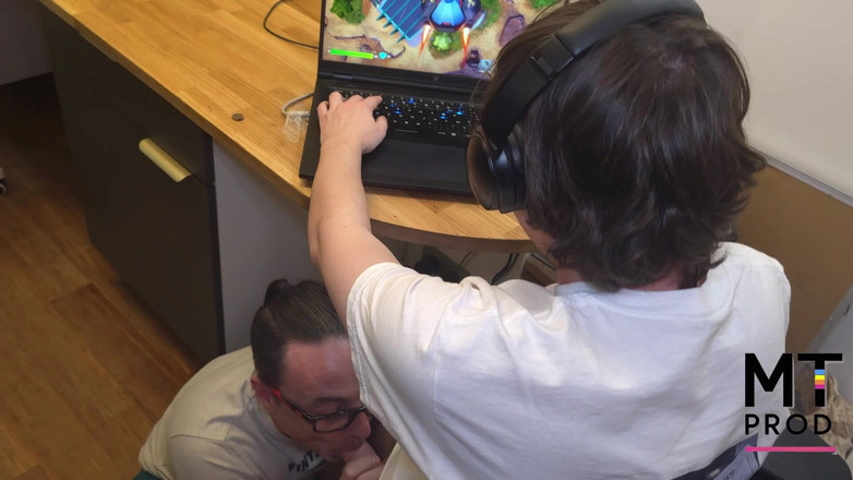 MT gay prod: Hij laat Fortnite vallen om zijn stiefvader in zijn kont...