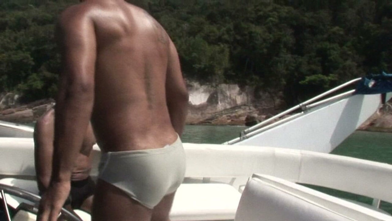 Crunch Boy: Latino Muscle Boy Fucked Raw in Public Exhib Beach