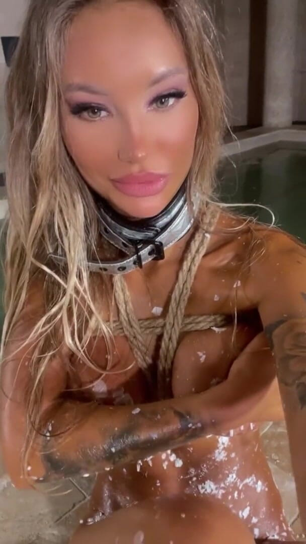 Monika Fox: Monika Fox junto a la piscina cubierta de cera prueba...