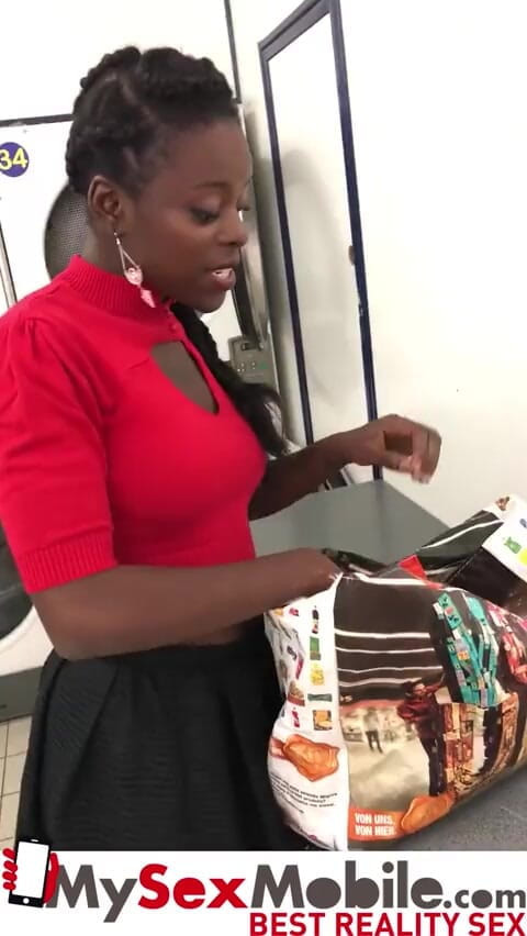 MySexMobile: Une black se fait draguer dans une laverie pour du...