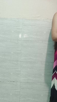 Desi indický nevlastní otec trestá svou mladou nevlastní dceru poté, co ji vidí kouřit sám