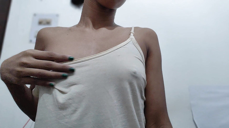 desigirl93: Část 1 - Vysokoškolská teenagerka předvádí krásné tělo, úzká kundička a malá prsa...