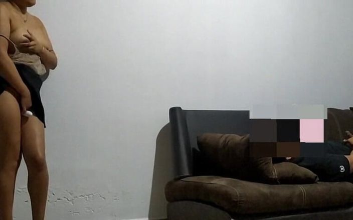 Katerine: सौतेला भाई सोफे पर हस्तमैथुन कर रहा है!