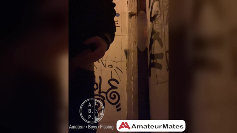 AmateurBoysPissing: バーのトイレでおしっこしながら見ていた...