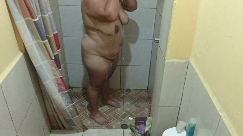 Stepmom_with_big_tits: 这次淋浴最后非常热辣，因为我的乳房感觉很好