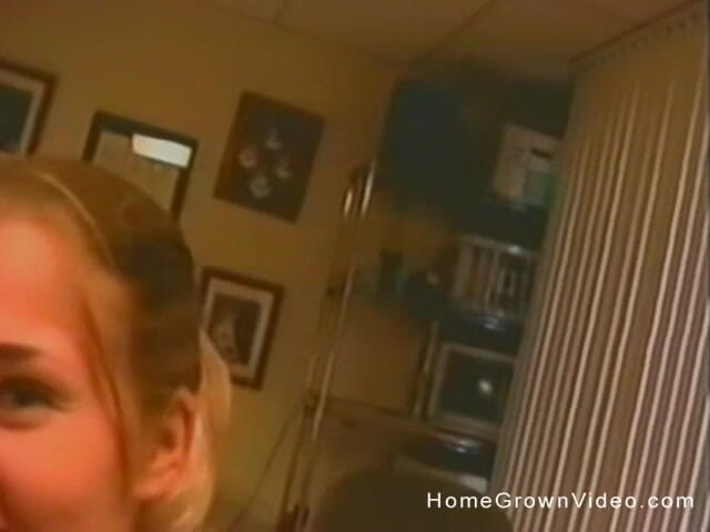 Homegrown Amateurs: Malá prsa blonďatá Samantha saje zlého ptáka