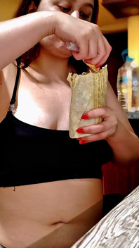 Nicole Prende in Giro La Pancia Riempita Dopo Una Grande Sessione Di Ripieno Del Burrito