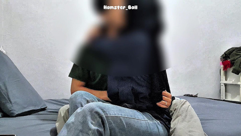 Hamster_Ball: Amateur! Een Maleise maagd masturbeert in een hotel, ze is...