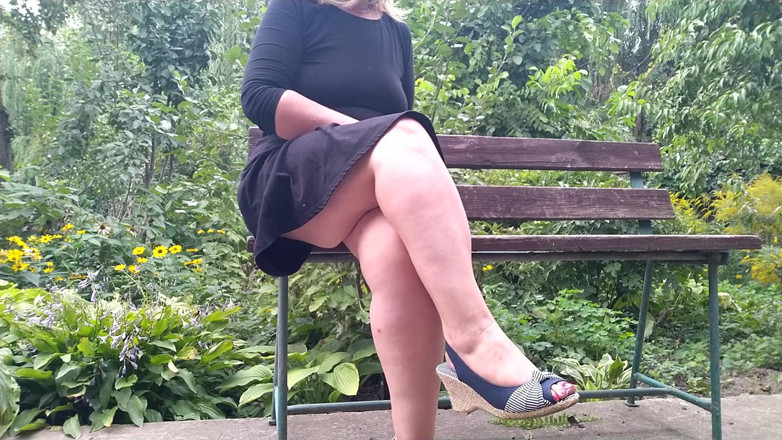 Elena: Máy bay bà già ham muốn đi tiểu trong khi ngồi...