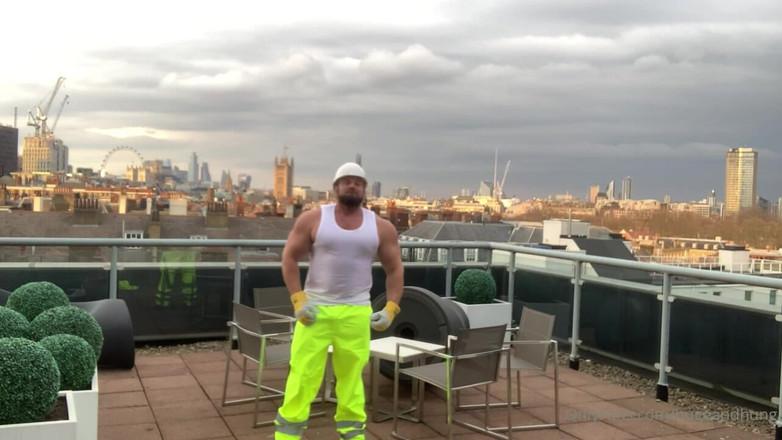 Jack stacked: Строитель железно изгибает мышцы, выгибает и измеряет