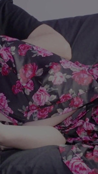 Guardo un film con la mia sorellastra e lei mi succhia il cazzo