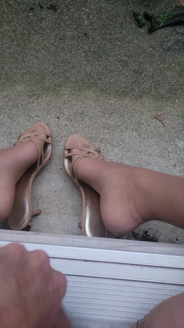 Feet Lover: Dışarıda ayaklarına boşalıyor