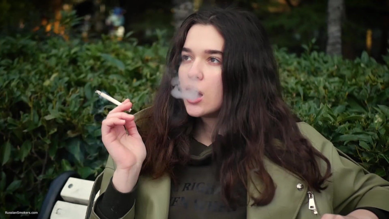 Russian Smokers: Une jeune brune fait une promenade sans hâte avec une...