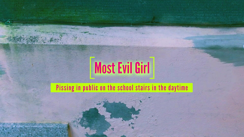 Most Evil Girl: Meando al aire libre en las escaleras de la universidad...