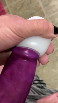 Un adolescent mignon vêtu d’un préservatif joue avec sa grosse bite, dites-lui qu’il lâche une éjac torride sur le sol.