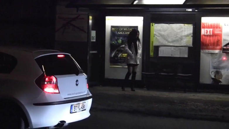 Party Jule: Branchée à l'arrêt de bus et baisée par un inconnu
