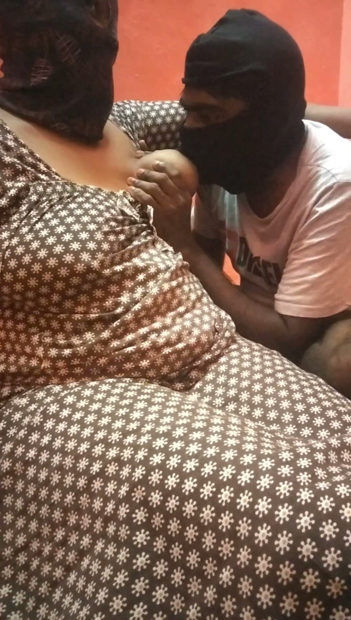 Benita sweety: tamil aanti stan doodh khila rahi hai, choot ko aaisakrim...