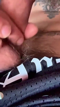 Un sexy ragazzo spagnolo massaggia il suo amico da solo a casa