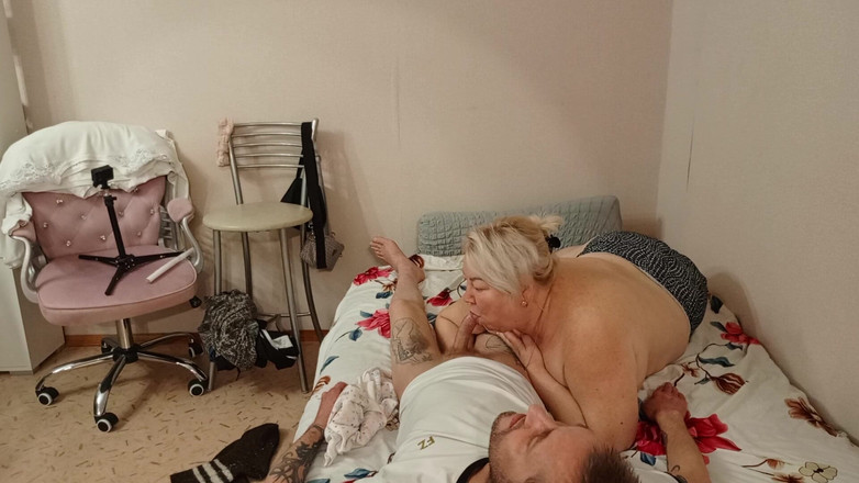 Zona901: 隣人の朝は深いフェラと精液の飲み込みから始まった