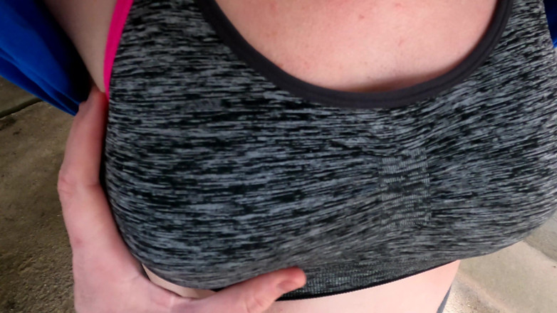 Bouncy Tits Action: Payudara bogel dihukum dalam Terowong