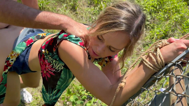 Serenity Cox: Związana żona bierze podwójne creampie na zewnątrz od męża i przyjaciela