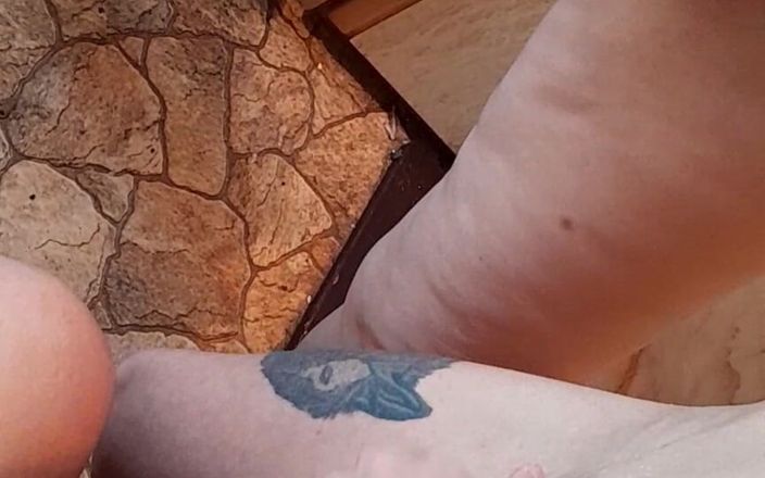 Lesbian-illusion: Tre sovslokompisar runkar av sina fittor i det gemensamma köket