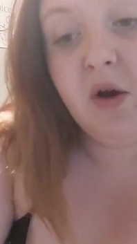 L'ora del bagno si diverte con una spugna