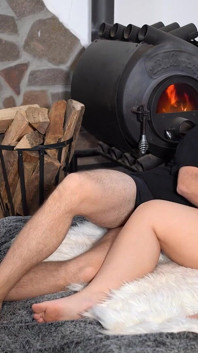 Útulný sex před krbem (s creampie!)