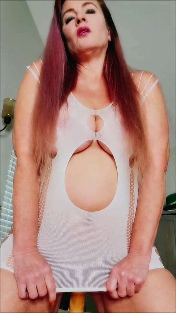 Nikki Nevada: Nikki si tante seksi dengan gaun strappy putih lagi asik...