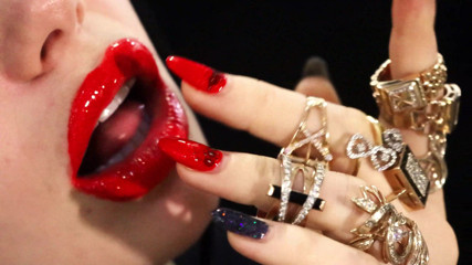 Goddess Misha Goldy: Lippenstift & schmuck & nägel fetisch