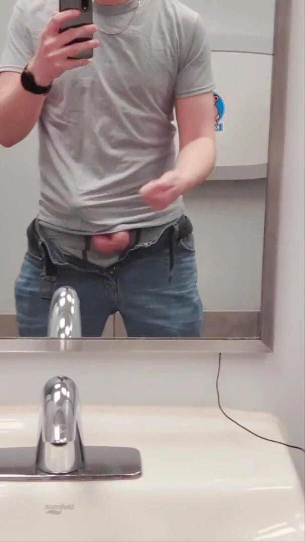 Ballbuster boi: Junger selbst-ball-buster sprengt seine nüsse im Walmart-badezimmer