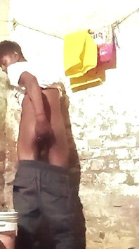Băiat indian se fute în biroul Chintu sora vitregă băiat homosexual