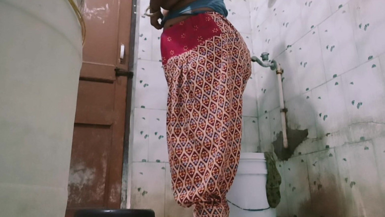 Yourgeeta8899: 今天我喜欢看我的姐姐裸体洗澡，她按压她的大乳房，通过指法她的阴户来享乐