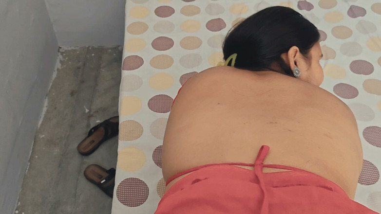 Desi chudai hub: Limpando e raspando pau, em seguida, fode com Lady Barber