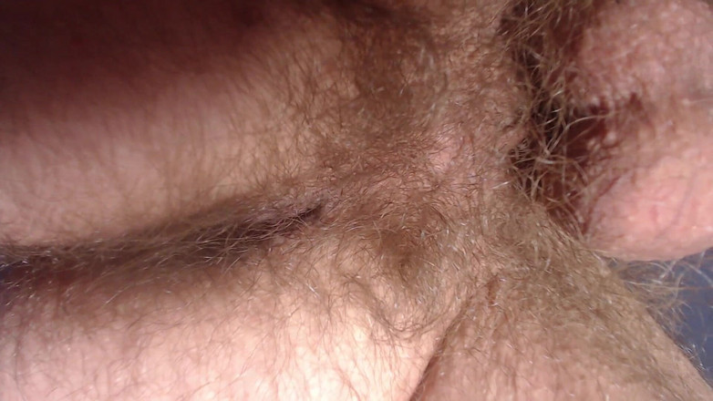 Hunky time: Alpha mostra il suo culo, le sue palle pelose e...