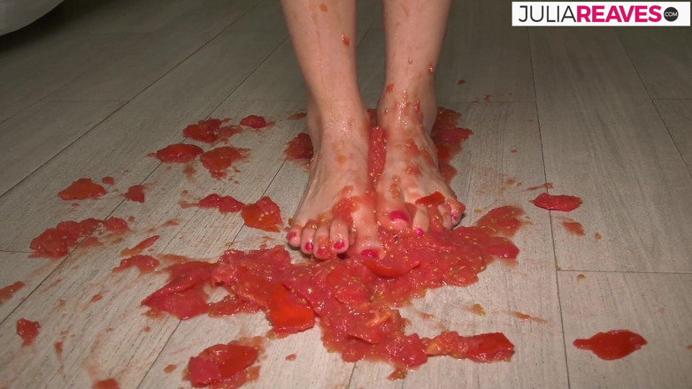 Kinky Bitches: Si Dia membuatkan jus tomato berbogel dan menjadi miang semasa...