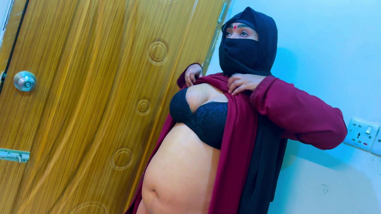 Aria Mia: Gorąca pokojówka uprawia seks po pracy w biurze - muzułmańska seksowna...