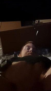 性感的红发书在玩skyrim时变得饥渴，并开始在直播中自慰。