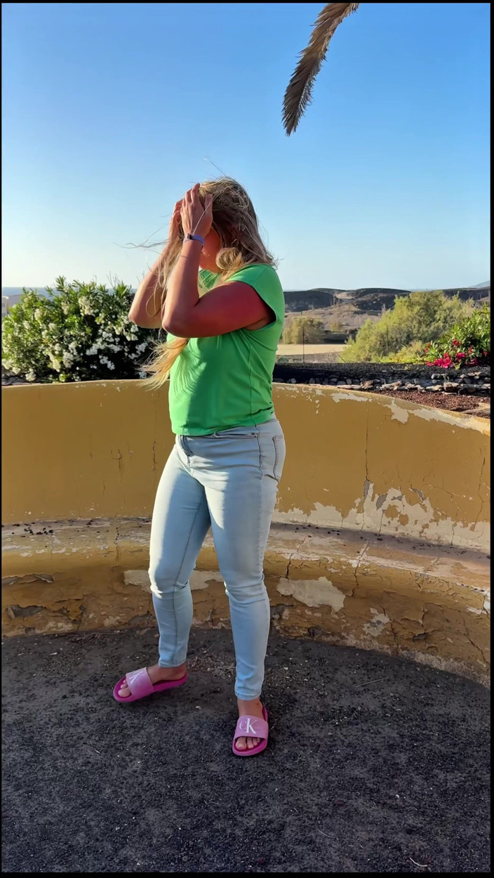 Emma Voyeur: Faccio Pipì Nei Miei Jeans Mentre Cammina Fuori