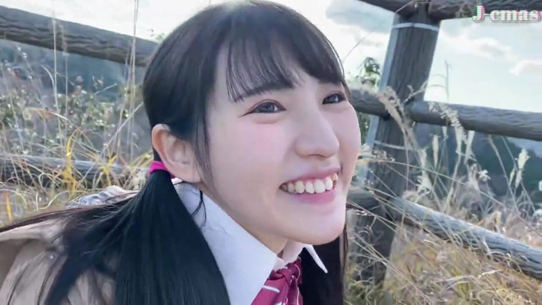 J-Cams: ディープキスが大好きなワイルドな美女は、どこへ行っても彼女の情熱を捉えます。- B