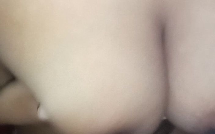 madusanka115: 女朋友的美丽胸部