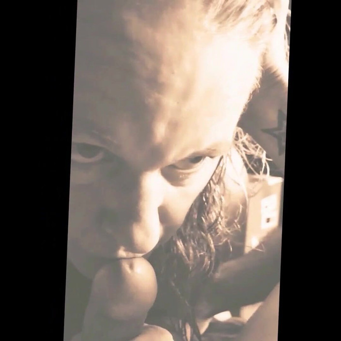 Bombstick and Trouble: Ibu tiri jalang menyelinap untuk menghisap zakar tebal saya